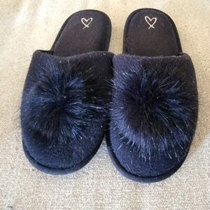 *Victoria's Secret size medium black hard sole slipper shoe. Good condition